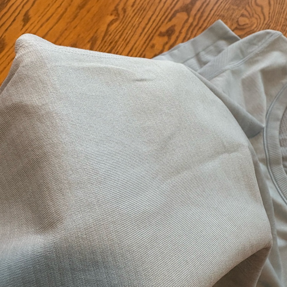 Lululemon Light Blue Swiftly Tech Tee 8 Discoloration Read - Picture 8 of 10